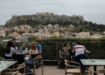 Masa e re në Greqi/ Të gjithë njerëzit e pavaksinuar nuk do të lejohen në bare dhe restorante