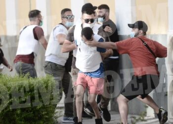 Vrau të shoqen në gjumë në shtëpinë e tyre, familjarët e viktimës sulmojnë shqiptarin, dëshmia tronditëse