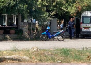Tjetër krim në familje trondit Greqinë, 54-vjeçari qëllon me 8 plumba gruan në lokalin e vëllait