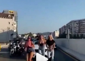 4 vajza në Tiranë bllokojnë trafikun, dalin nga Benz-i luksoz e fillojnë të kërcejnë në mes të rrugës