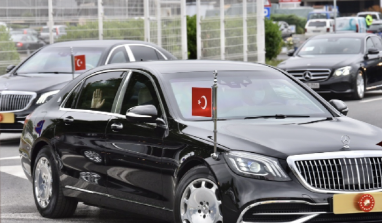 Me dy aeroplanë dhe dhjetëra makina, Erdogan arrin në Sarajevë, presidenti turk do të hap një xhami dhe do të jetë kumbarë në një dasmë