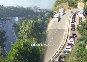 Shqiptarët e Kosovës drejt bregdetit, radhë të gjata në Morinë