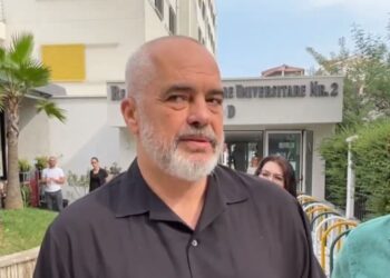 ‘S’ka, jo nuk dua’/ Rama: Vaksinimi i studentëve dhe i pedagogëve do jetë i detyrueshëm, nëse nuk doni rrini jashtë auditoreve