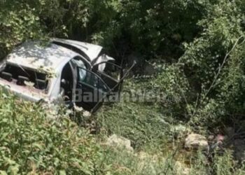 Aksident në aksin Burrel-Klos, “Benzi” del nga rruga dhe përfundon në shkurre, 5 të lënduar