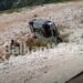 Foto-Video/ Makina bie në greminë në Llogara, plagosen dy persona, momenti kur marrin ndihmën e parë