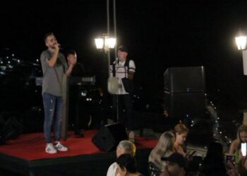 Emigranti që u bë këngëtar në Greqi/ 22 vjeçari shqiptar shkëlqeu në “The Voice”