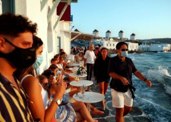Koronavirusi ‘mbyt’ Greqinë në pikun e sezonit turistik. 4 200 raste në 24 orët e fundit