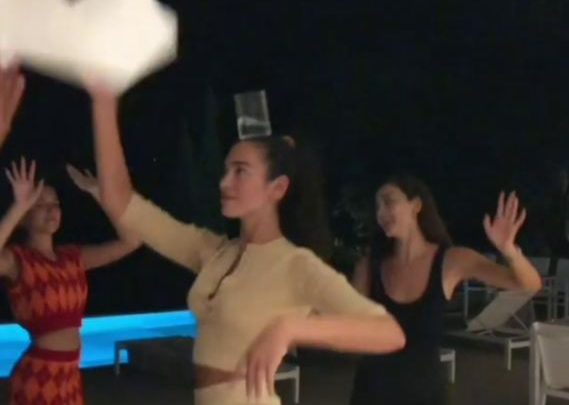 “Më trego që je shqiptare, pa ma thënë që je shqiptare”… Dua Lipa ia merr valles me gotë rakie në kokë, nuk i ndal pushimet në Jug