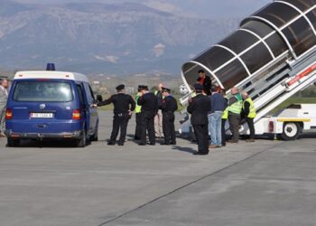 EMRI/ Tentoi që të trafikonte drogë drejt Greqisë, ekstradohet nga Gjermania i riu nga Saranda