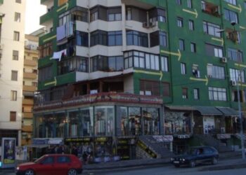 Bie nga pallati në Tiranë, ndërron jetë 35-vjeçarja