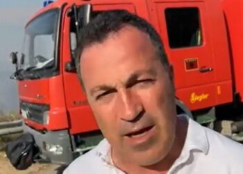 “Situata, shumë e vështirë”/ Peleshi mbërrin në Gjirokastër, apel banorëve: Largohuni nga shtëpitë