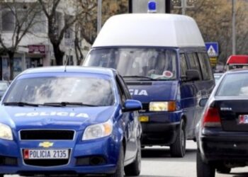 Vidhnin makina dhe banesa në Durrës, arrestohet një person në kërkim dy bashkëpunëtorët