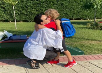 “Përqafimi me mamin”/ Zaho në ditën e parë të shkollës, ja mesazhi nga Linda!
