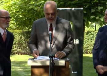 “Opozitë me duar n’xhepa”, Rama dekoron Rexhep Qosen në Prishtinë: Zotni burrë, mësimi që mora prej tij