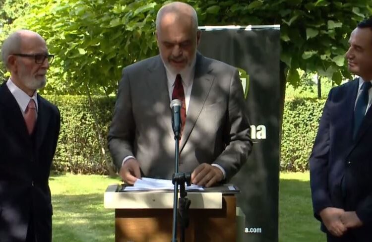 “Opozitë me duar n’xhepa”, Rama dekoron Rexhep Qosen në Prishtinë: Zotni burrë, mësimi që mora prej tij