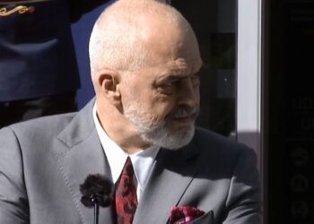 “Ç’punë ka ambasadori rus në kufi”, Rama pyetet nëse ka biseduar me Vuçiç për situatën e tensionuar në kufi: Me “vëllaun” tim në Serbi…