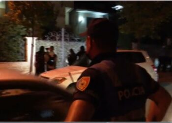 FOTO/ Policia largohet duarbosh nga shtëpia e Adriatik Llallës