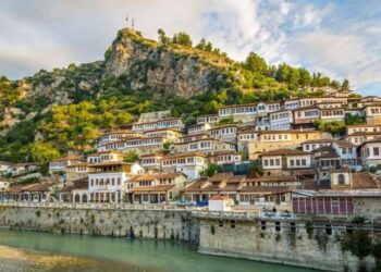 Revista britanike i bën jehonë atraksioneve turistike në Shqipëri, rrugët e kalasë së Beratit dhe një udhëtim romantik të Korçë