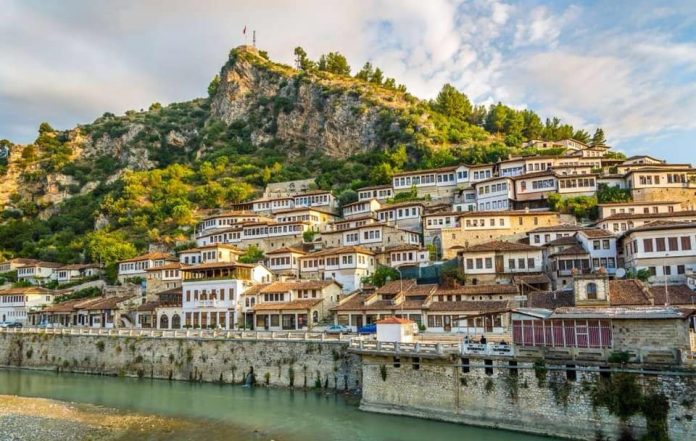Revista britanike i bën jehonë atraksioneve turistike në Shqipëri, rrugët e kalasë së Beratit dhe një udhëtim romantik të Korçë