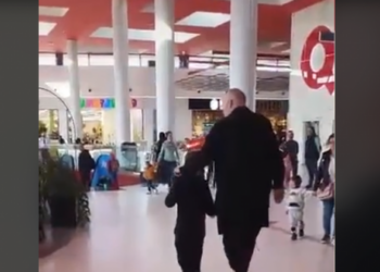 VIDEO/ E diela ndryshe e kryeministrit! Rama kalon paraditen në qendrën tregtare me djalin e vogël, publikon pamjet dorë për dore me Zahon