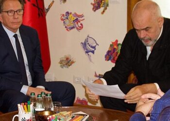 Dy fëmijët nga Afganistani surprizojnë Ramën me pikturën e veçantë