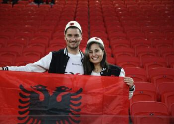 Tifozët kuqezi nuk presin, momenti kur “mësyjnë” brenda stadiumit Air Albania (FOTO LAJM)