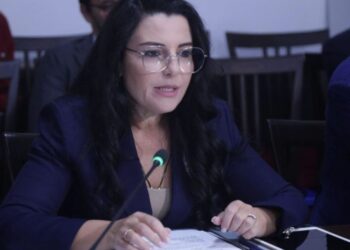 Deputeti fotografon Belinda Ballukun në mbledhje, ministrja: Pse më bën foto? Kush je ti…