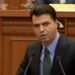 Mazhoranca shkrihet së qeshuri nga “gafa” e Bashës, kreu i PD: U shkritë se qeshuri…