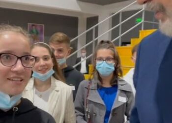 Rama poston videon e veçantë në Tik Tok: Durrsakja që punon në Poloni dhe Amerikë nga shtëpia