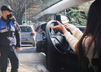 Fiksimi për një femër ”ha kokën” e 3 policëve, efektivi marroset pas një vajze me “Toyota”