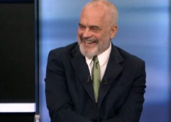 “Do ketë qeveri me Bashën në janar”, gazetari pyet Ramën: Do tregosh me kë je, Bashën apo Berishën (Kryeministri “shkrihet” së qeshuri”)