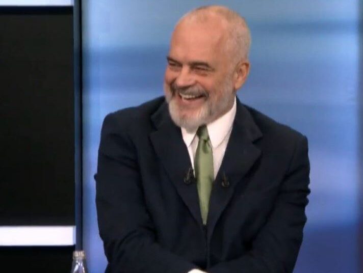 “Do ketë qeveri me Bashën në janar”, gazetari pyet Ramën: Do tregosh me kë je, Bashën apo Berishën (Kryeministri “shkrihet” së qeshuri”)