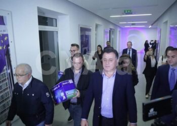 Foto-Skandal në selinë blu/ Basha vesh stemën e PD me ngjyrat e PS