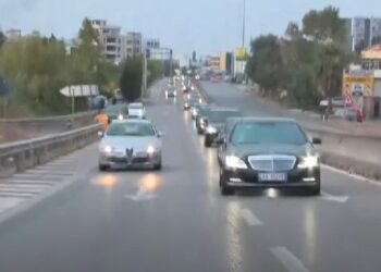 Eskorta e Foltores/ Nga Berisha te Paloka, makinat super lluksoze me vlera marramendëse ‘Benz’ 111 mijë USD, ‘Land Rover’ 47 mijë € (Lista)