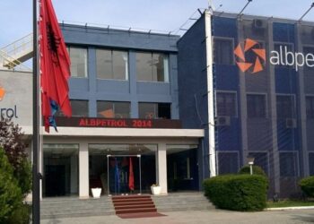 Drejtori i “Albpetrol” çon në Polici katër punonjës, mbushën botet me naftë dhe shkelën urdhrin e tij