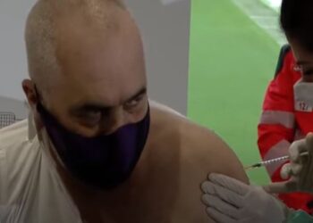 “Zgjidhe ti, se thonë është ujë pastaj”, Edi Rama merr dozën e tretë, me “short” vendos gazetarja se cilën vaksinë do bëjë