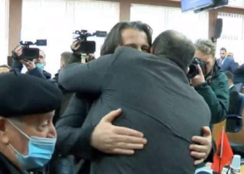 Shembull për të gjithë/ Shpend Ahmeti përqafon Përparim Ramën pak para se t’ia dorëzojë detyrën