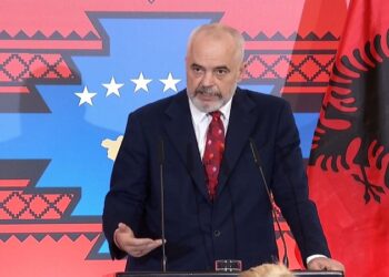 Rama takim me ekipin drejtues të Universitetit të Miçiganit, ja marrëveshja që u nënshkrua