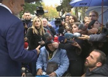 Edi Rama takohet me tetraplegjikët para Kuvendit: Mos rrini këtu në shi, futuni brenda në Kuvend se do i them unë ministres