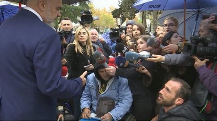 Edi Rama takohet me tetraplegjikët para Kuvendit: Mos rrini këtu në shi, futuni brenda në Kuvend se do i them unë ministres