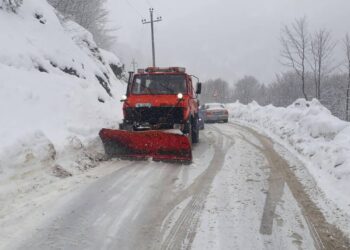 Bulqizë/ Bora arrin në 40 cm në zonat e thella, probleme me rrugët dhe energjinë elektrike