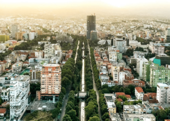 Tirana, bashkia e parë me plan veprimi për ndotjen akustike/ Jo më lavazhe, servise makinash, disko e gomisteri poshtë pallateve