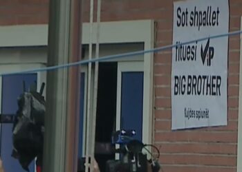 FOTO/ “Sot shpallet fituesi VIP i Big Brother”, posteri në selinë blu që po bën xhiron e rrjetit