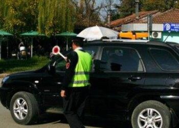 Policia procedon penalisht drejtorin e Ujësjellësit: Parkoi makinën në qendër të qytetit, nuk iu bind urdhrit të efektivëve për ta lëvizur