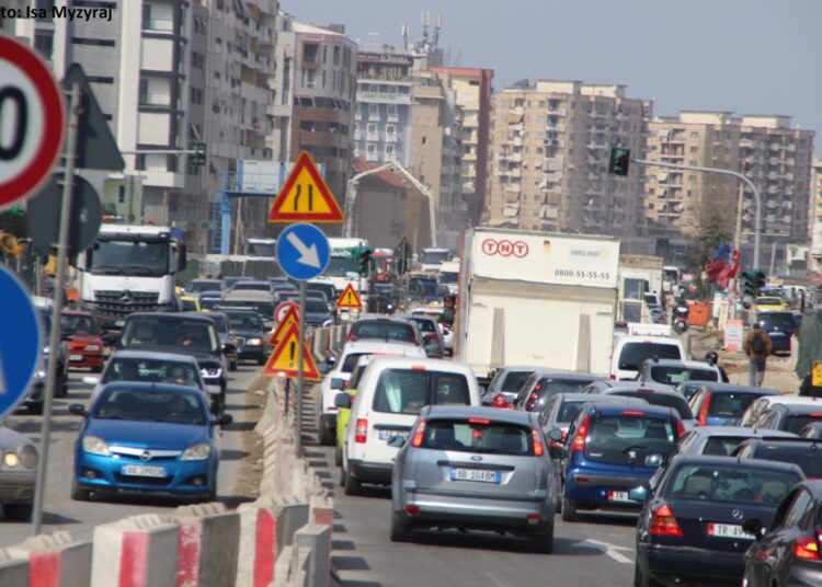 Bashkia e Tiranës rikthen kufizimet, ndalohet qarkullimi i mjeteve të tonazhit të rëndë nga ora 07:00-20:00; Në mëngjes, brenda unazës ndalohen edhe…