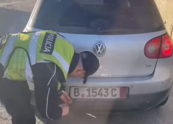 Kujdes! Policia fillon heqjen e targave të makinave: Zero tolerancë