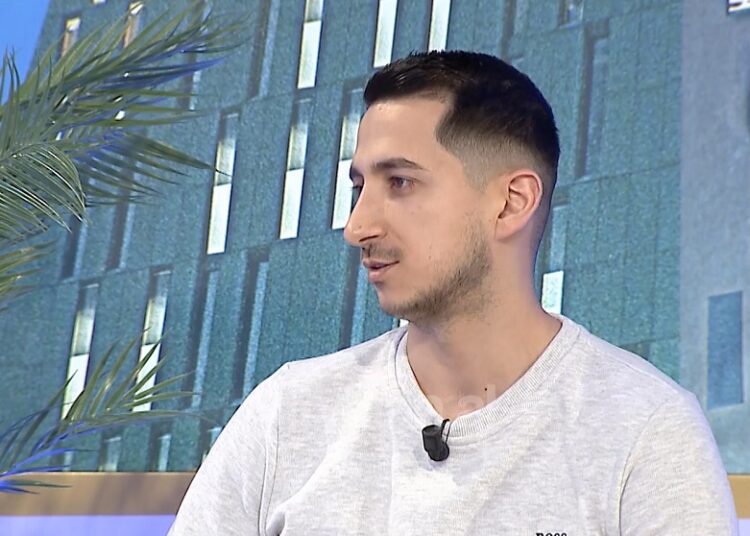 Babai që mori leje lindjeje: Kolegët qeshnin, bashkëshortja u lumturua