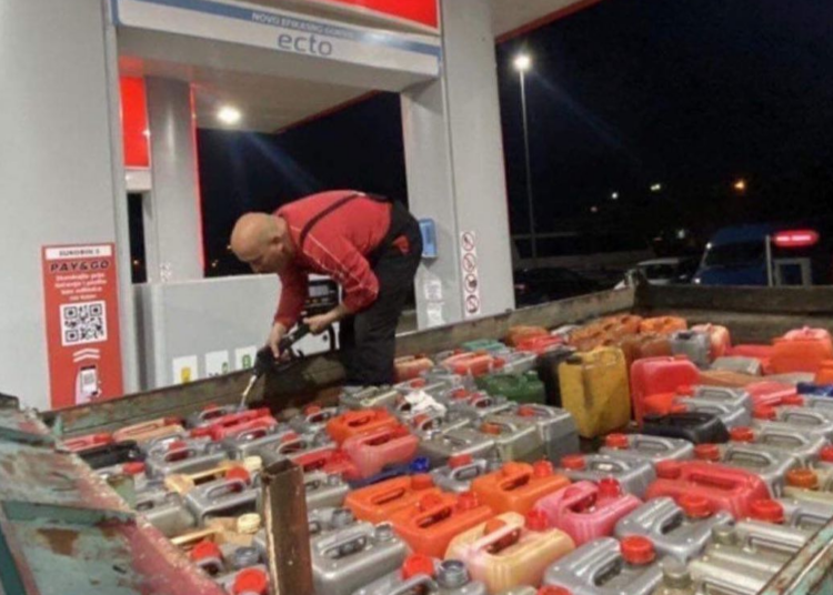 “Turizmi kufitar”, shqiptarët “mbarojnë” naftën e Malit të Zi, kompanitë malazeze vijnë të furnizohen në Shqipëri