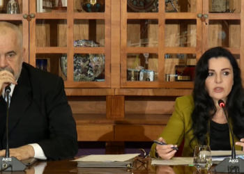 “Çmimi i naftës s’varet nga qeveria”/ Balluku: Mos merrni makinën për cigare, ecni në këmbë