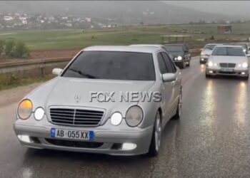 Kuksianët paradë me “Benz-at”, organizatorët: Kjo është makina më e fortë që e dashurojnë shqiptarët!